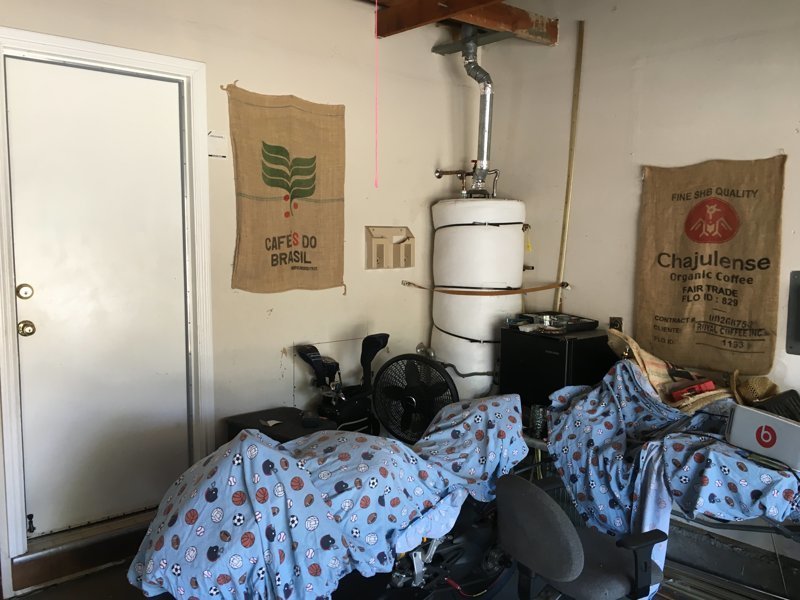 Мотоциклист превратил неприметный гараж в крутое «мужское логово» авто и мото,автоновости,гараж,история