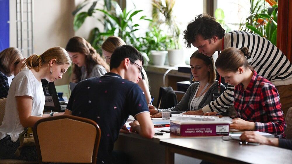 Стипендии российским студентам могут поднять до уровня МРОТ Общество