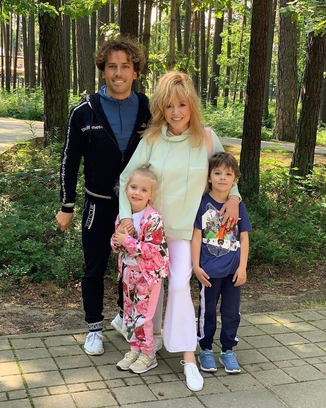 Алла Пугачева и Максим Галкин поужинали с Лаймой Вайкуле