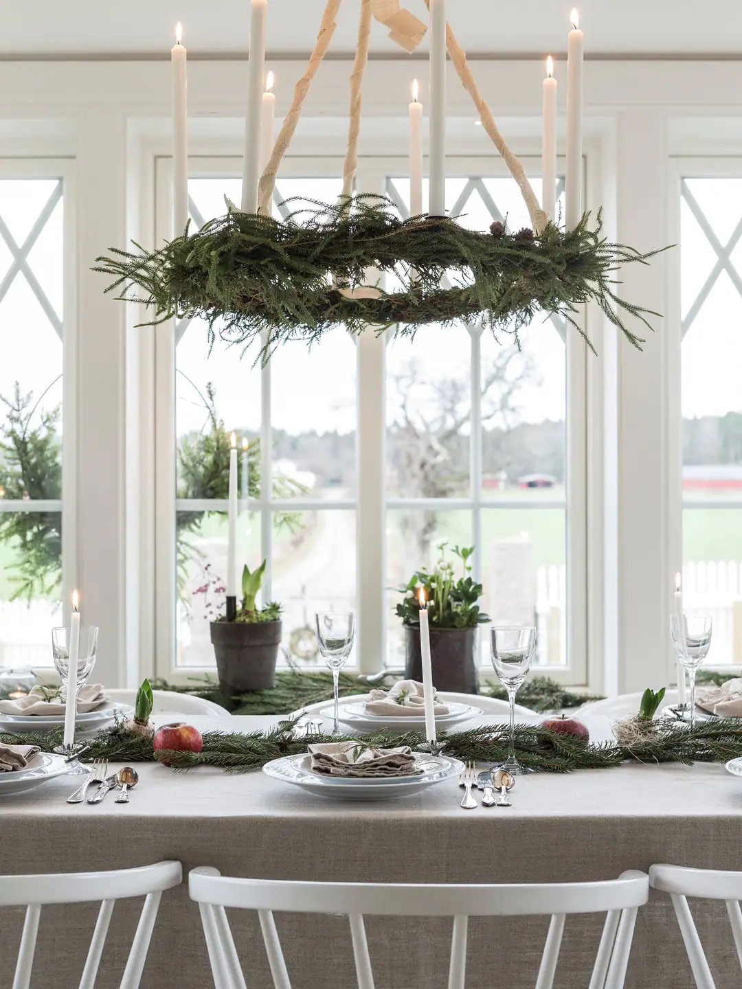 Белый шведский домик, украшенный к зимним праздникам идеи для дома,новогодний декор
