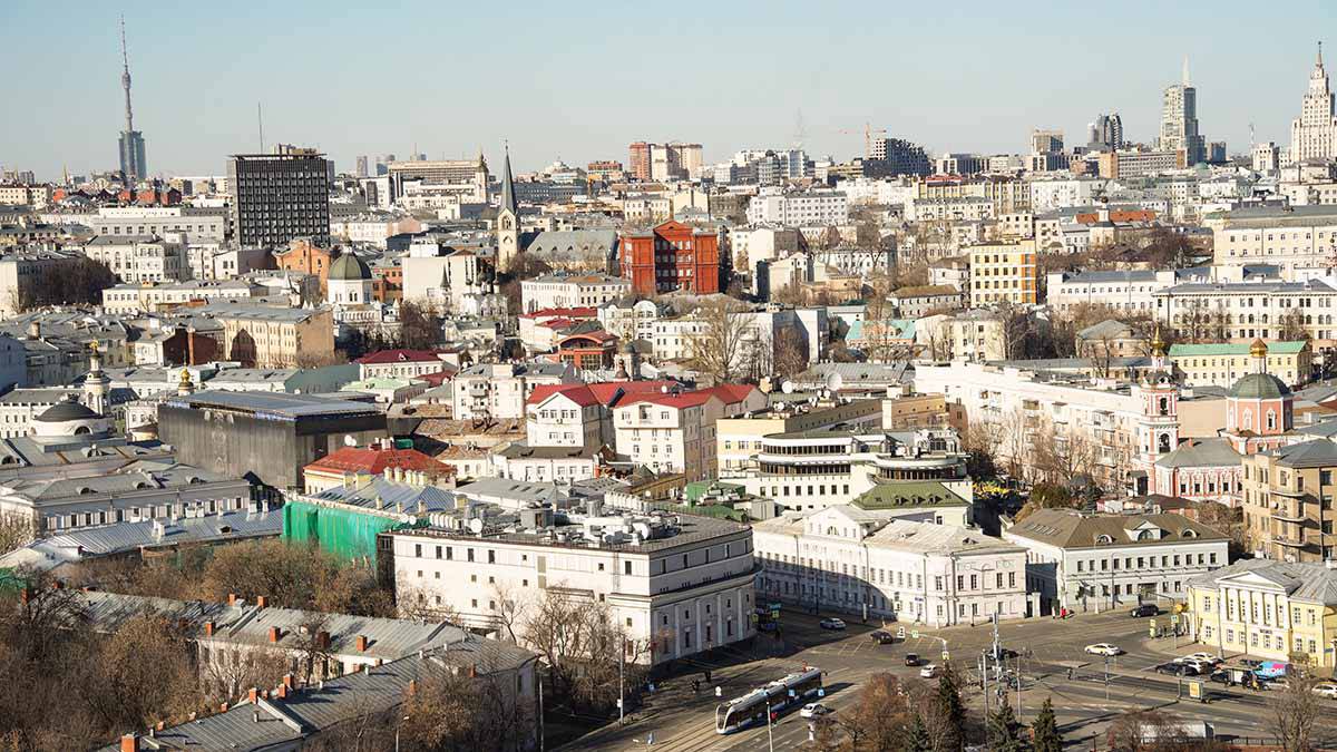 Москва выделить. Ивановский холм в Москве. Староваганьковский холм в Москве. Псковский холм в Москве. Оттепель Москва солнце.