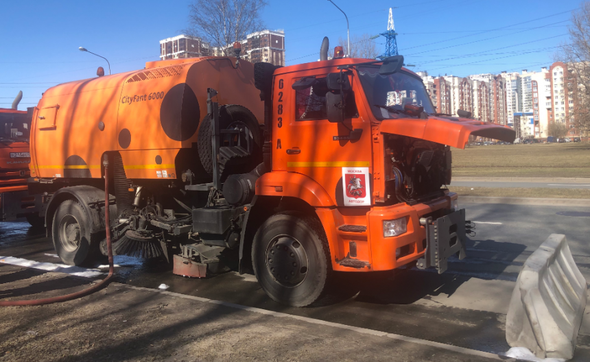 Коммунальщики Петербурга вторую неделю активно отмывают улицы города от зимней грязи 