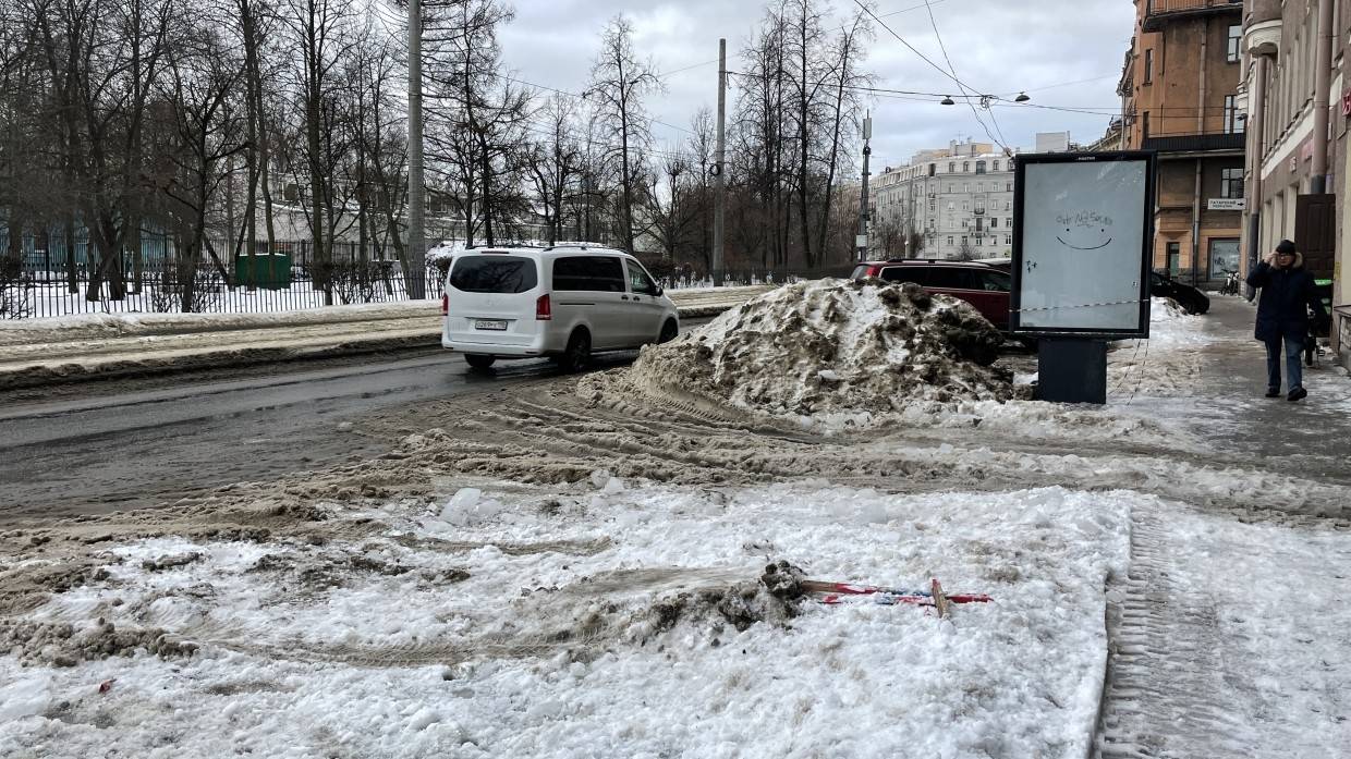 Петербуржцев предупредили о снеге и аномально низком давлении 16 января
