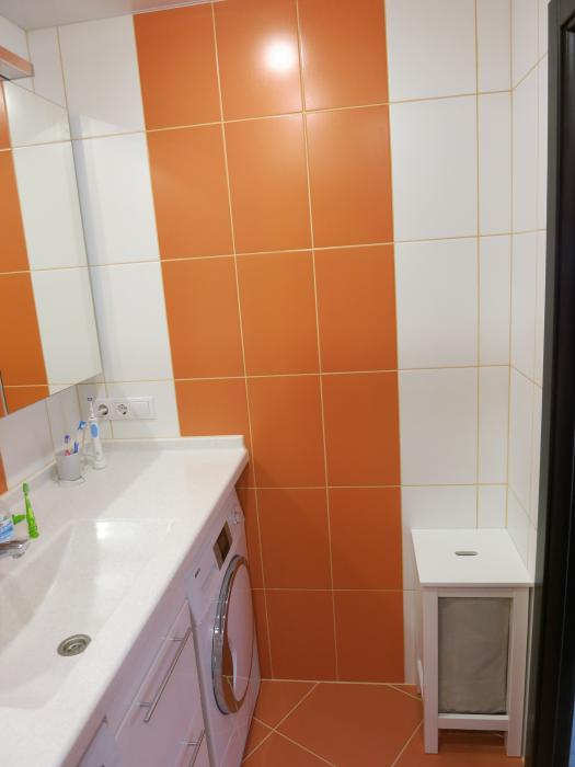 Оранжевая ванная комната, стиральная машинка под раковину