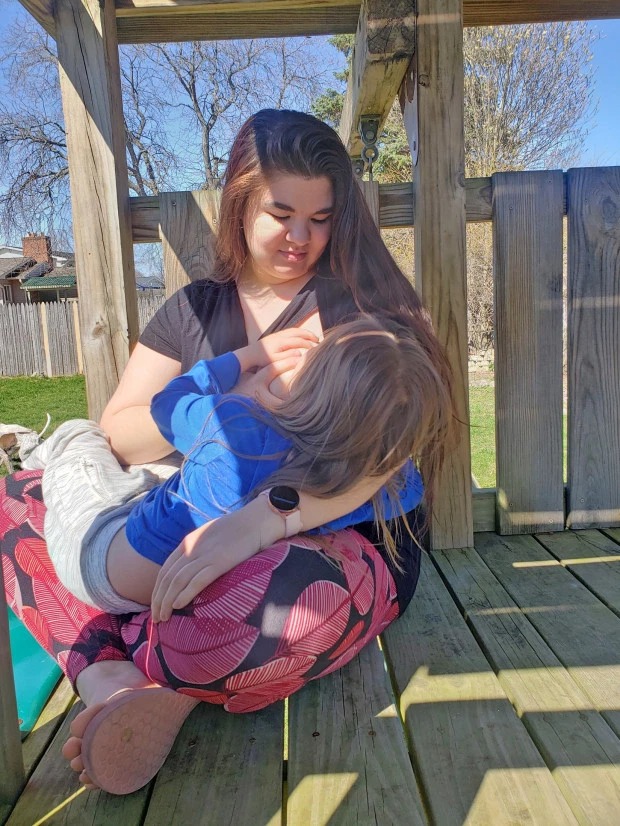 Особая связь: мать кормит грудью пятилетнего сына три раза в день Особая связь: мать кормит грудью пятилетнего сына три раза в день