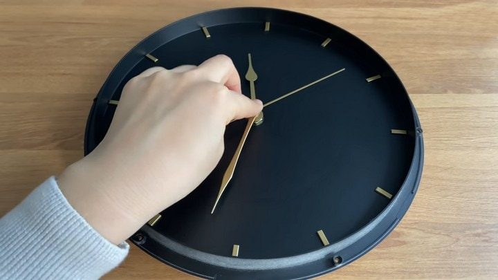 Полезная вещь для дома из обычной стеклянной крышки Полезная вещь для дома из обычной стеклянной крышки поверхность, краской, покрываем, совершенно, обычной, стрелки, стороны, красим, сделать, деления, любой, преобразить, займут, смотреться, задней, шурупы, открутить, обеденным, столом, разобрать