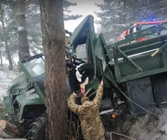 Полный солдат грузовик ВСУ перевернулся на западе Украины (ФОТО, ВИДЕО) | Русская весна