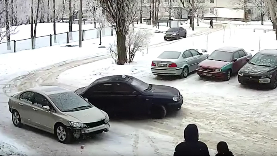 Семь машин врезались в одну и ту же Honda Civic за час
