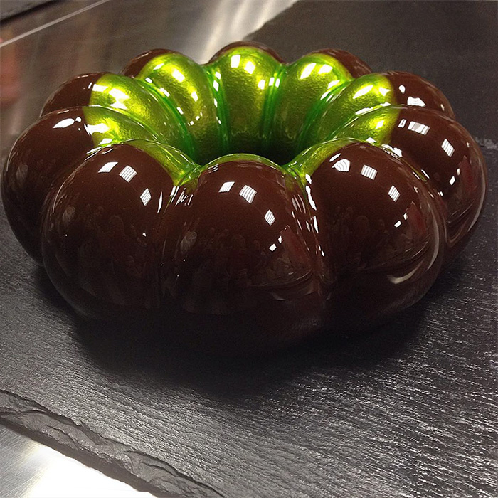 необычные зеркально-мраморные пончики