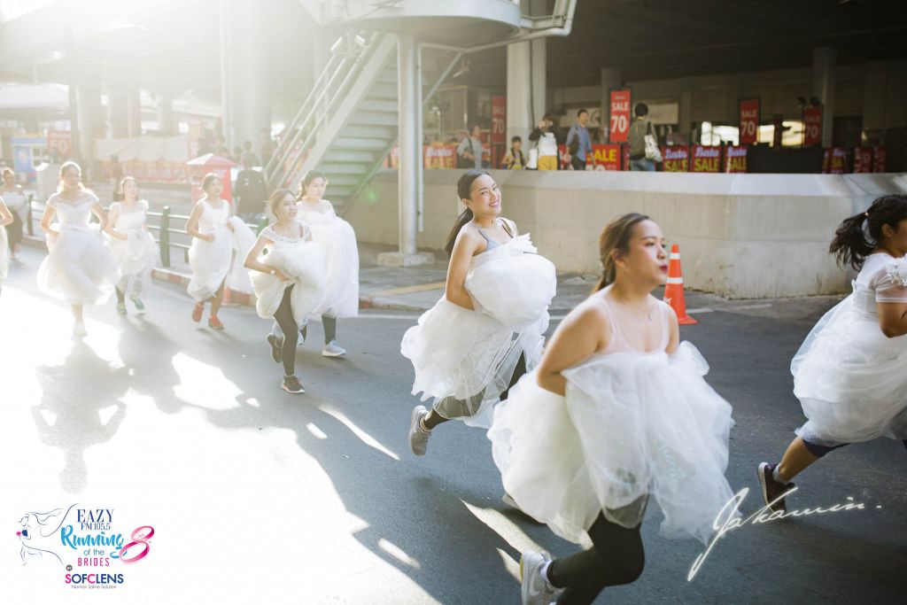 Running of the Brides: забег невест в Бангкоке невест, ноября, составил, месяц, медовый, бриллиантами, колец, подарки, приза, главного, Кроме, около, миллионов, более, Главный, Бангкоке, гонке, трехкилометровой, соревновались, женихов