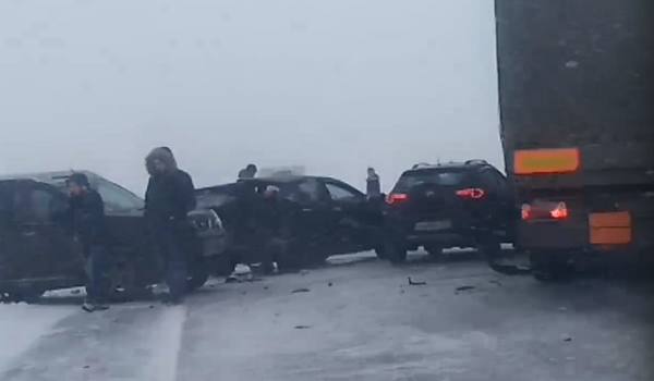 «Голый лед и нулевая видимость»: более 30 машин столкнулись на трассе М-5 под Уфой