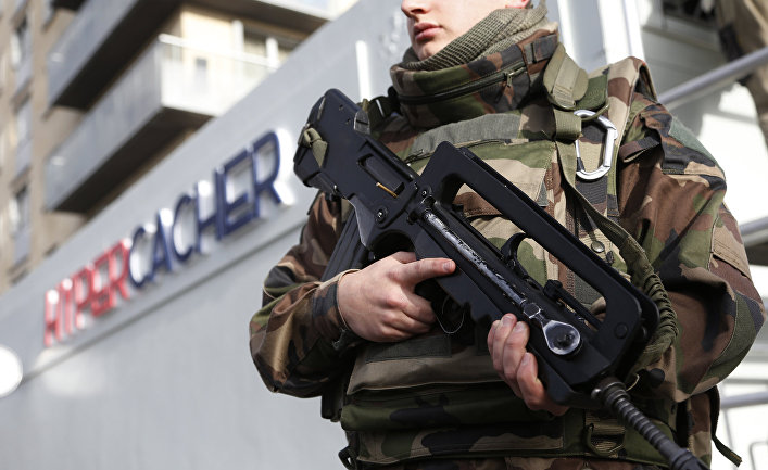 Французский солдат на страже возле супермаркета Hyper Cacher в Париже