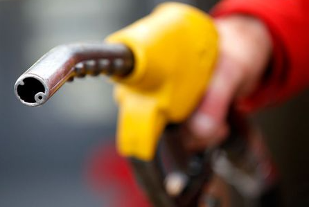 An attendant prepares to refuel a car at a petrol station in Rome January 4, 2012. Italians were hit with an increase in petrol prices last month, a first tangible sign of Prime Minister Mario Monti's 30-billion euro ($40.1 billion) austerity package. REUTERS/Max Rossi (ITALY - Tags: BUSINESS)