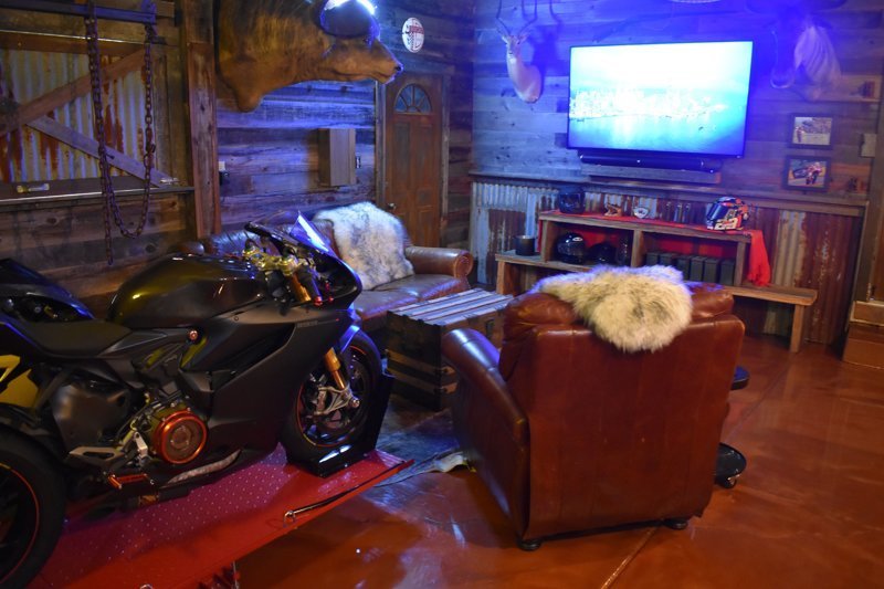 Мотоциклист превратил неприметный гараж в крутое «мужское логово» авто и мото,автоновости,гараж,история