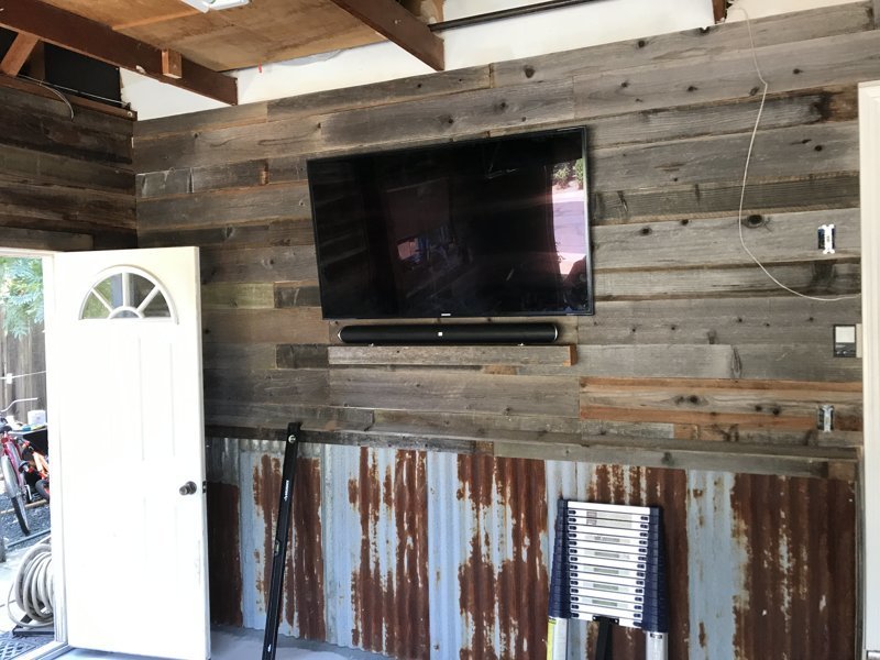 Мотоциклист превратил неприметный гараж в крутое «мужское логово» авто и мото,автоновости,гараж,история