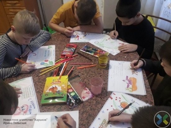 «Хочу, чтобы мама меня забрала домой»: дети из приюта под Донецком написали трогательные письма Деду Морозу