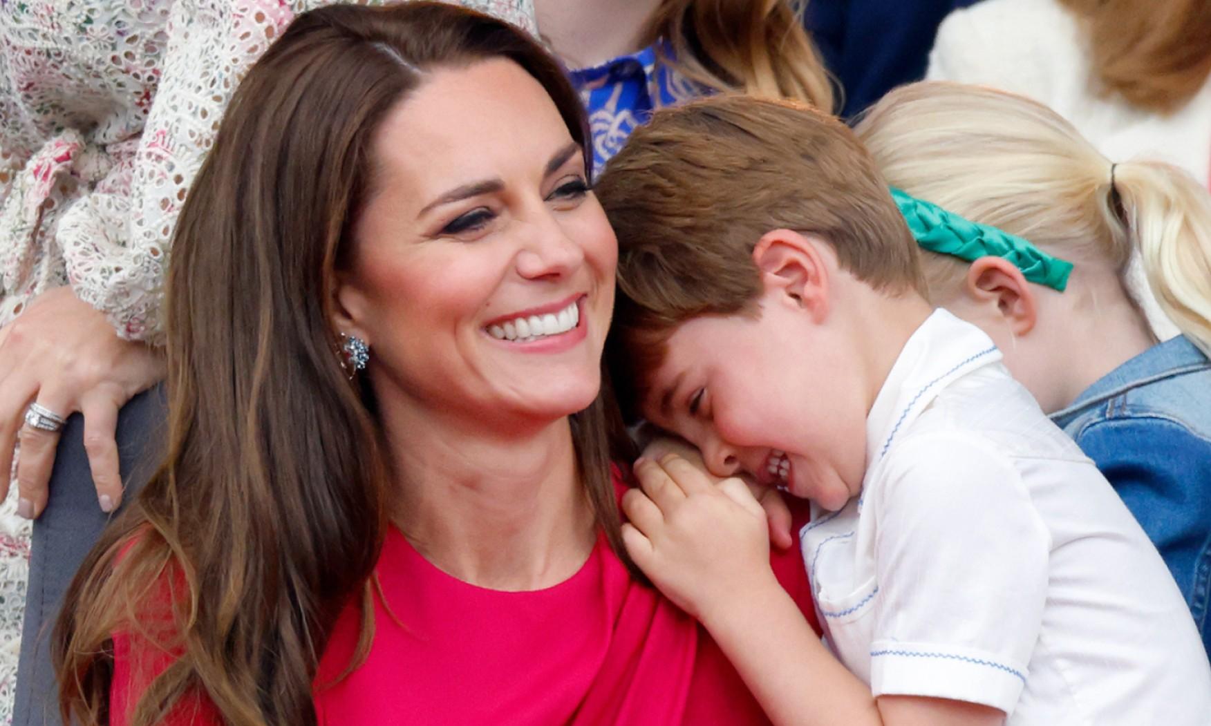 В теплом свитере на фоне моря: Уильям и Кейт опубликовали новый портрет принца Луи в честь его дня рождения