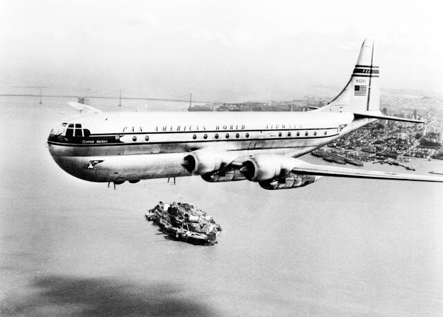 Как выглядел Boeing 377 Stratocruiser, самый большой пассажирский самолет в мире пассажиров, нижней, Boeing, могли, гостиной, самолет, Stratocruiser, палубы, машине, вмещала, «Боинга», находились, модели, лайнера, главная, палуба, лежачими, разместиться, самолетов, размещении