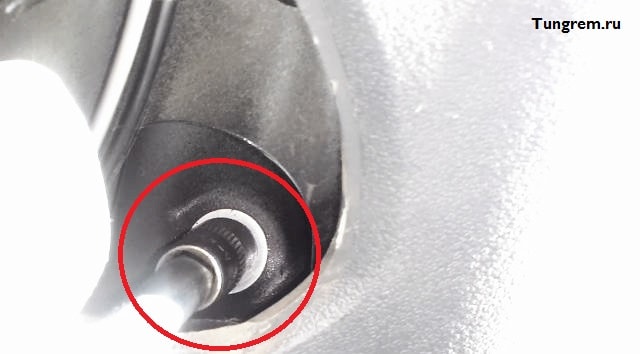 Верхний болт заднего фонаря на калине