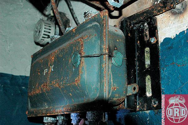 Иной раз среди полной разрухи попадаются распределительные коробки с сохранившимися пломбами.