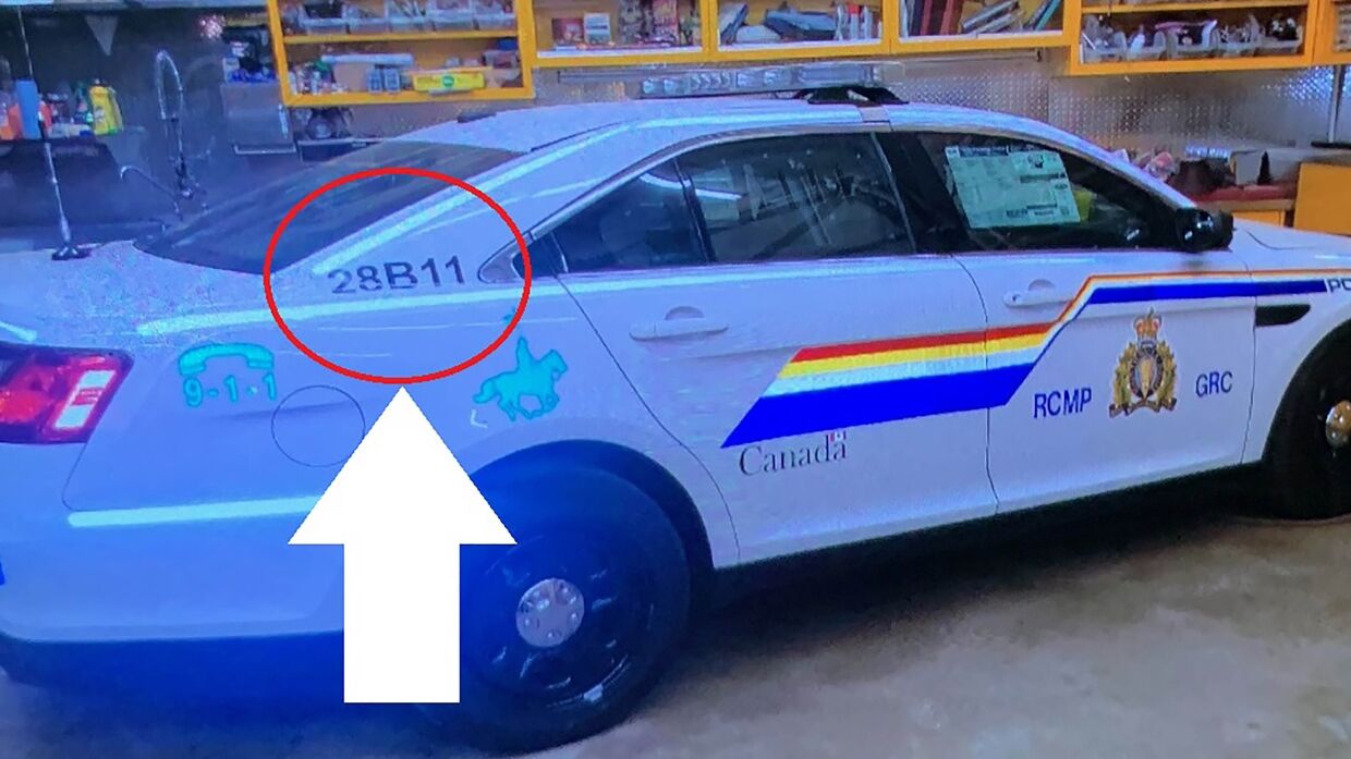 Вооруженный убийца был в форме сотрудника канадской конной полиции, он перемещался на автомобиле, напоминающем полицейскую машину