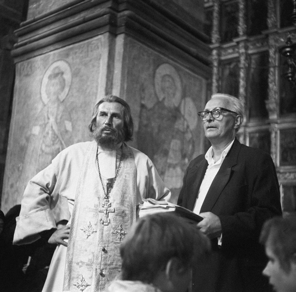 Режиссер-постановщик Федор Филиппов и актер Иван Лапиков, исполняющий роль Иоанна Кронштадского, во время съемок фильма «По Руси».