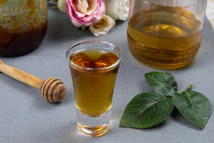Вкус разведенной водки можно дополнить медом или другими натуральными ингредиентами / Фото: alcofan.com