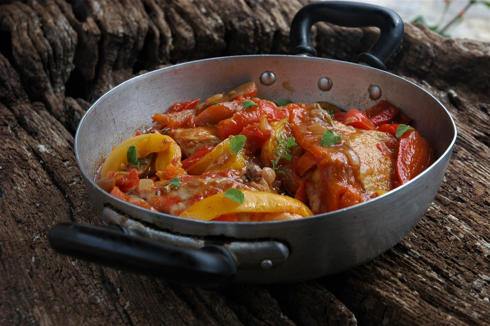 Цыпленок с перцами по-римски сковороду, чтобы, блюда, перцами, время, перцы, горячей, использования, соуса, тушится, сковороде , нашинкованный, жгучий, помидорной, можно, перчик, несколько, обжарить, затем, минут