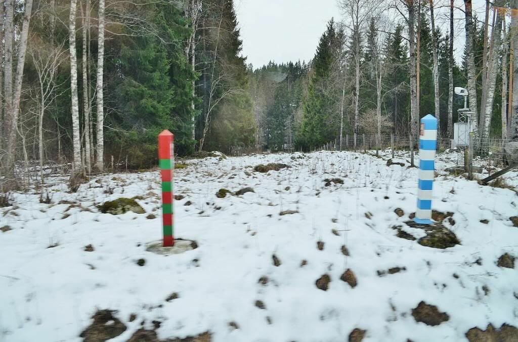 Пересекли границу финляндии. Российско-Финляндская граница. Финско Российская граница. Пограничный столб Финляндии. Граница между Россией и Финляндией.