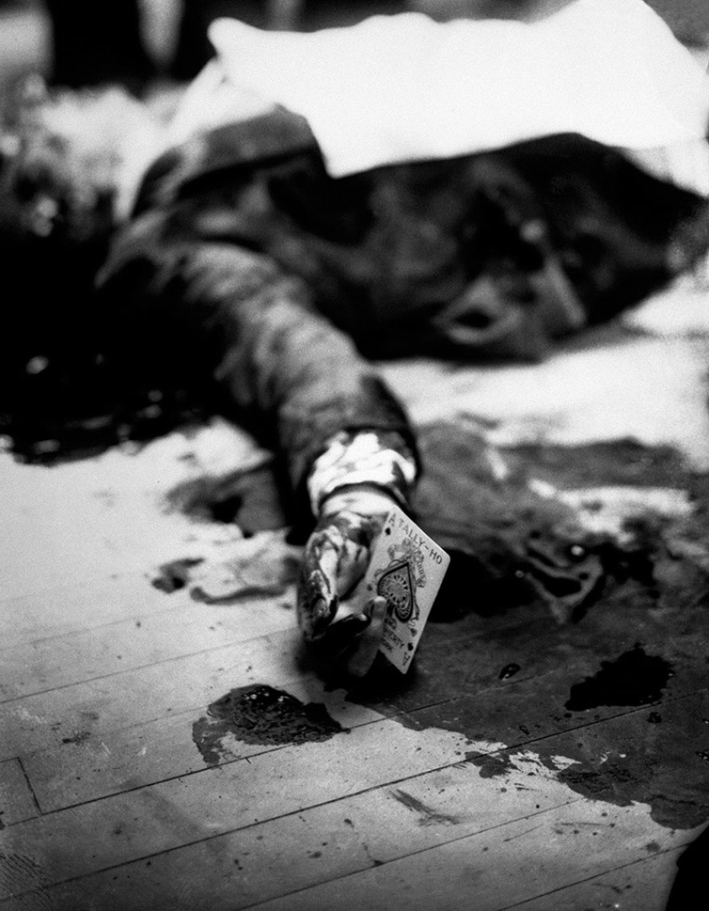 Убитый глава мафиозного клана Джузеппе Массерия лежит на полу ресторана в Бруклине с тузом пик в руке. СССР, авто, девушки, история, факты, юмор