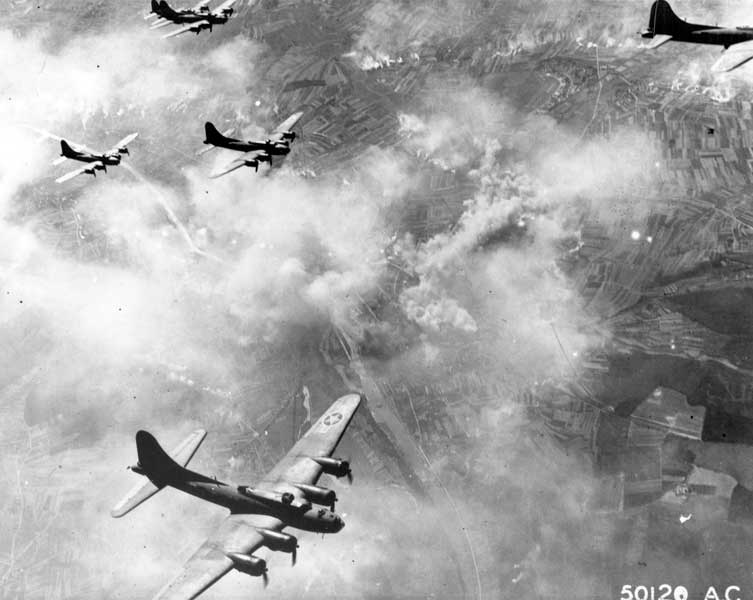 Картинки по запросу Английская кинохроника о воздушных боях с немецкой авиацией в 1940-1941 годах