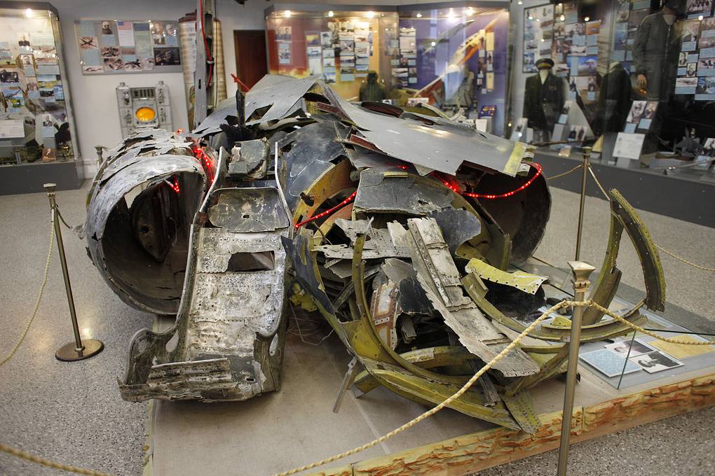 Обломки самолета-разведчика в Центральном музее Вооруженных сил в Москве AP Photo/Alexander Zemlianichenko