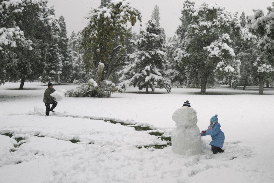 8) Пекинцы лепят снежную бабу в парке у знаменитого пекинского Храма Неба. 