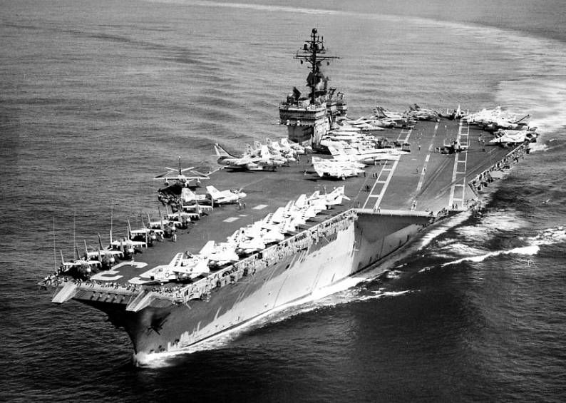 От пылающих берегов Вьетнама до бушующих песков Персидского залива авианосец "Китти Хок" был символом американской мощи.-6