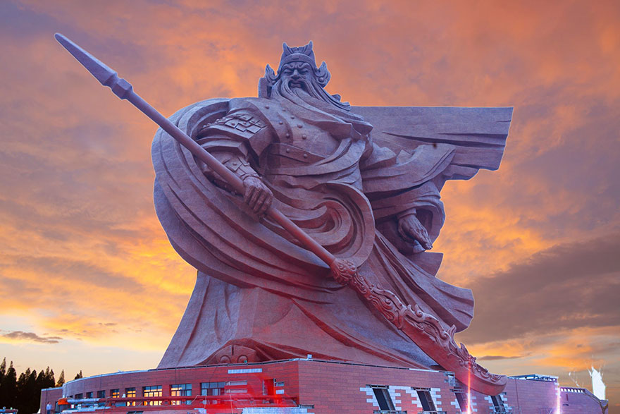 огромная статуя бога войны в Китае 