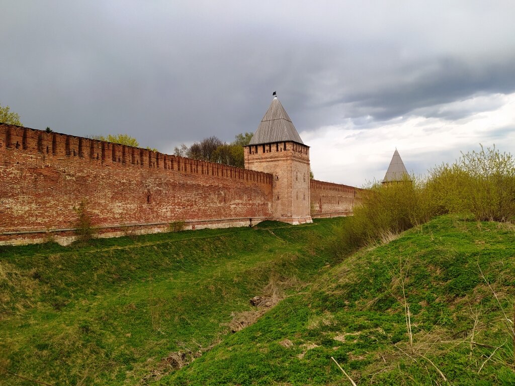 Смоленская крепостная стена. Предполагается, что первоначально Смоленск располагался в другом месте. Здесь и далее фото "Мир в его многообразии"