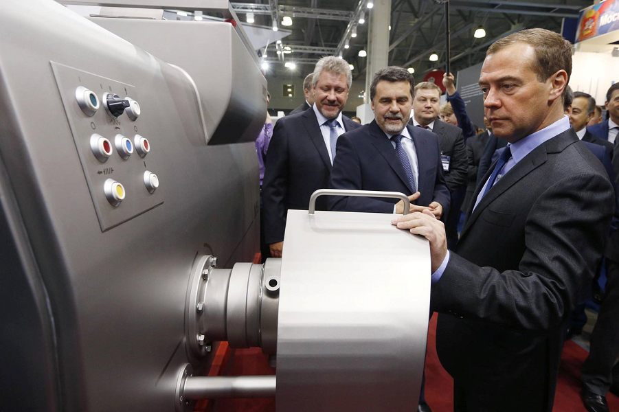 Медведев смотрит изделия российской промышленности.png