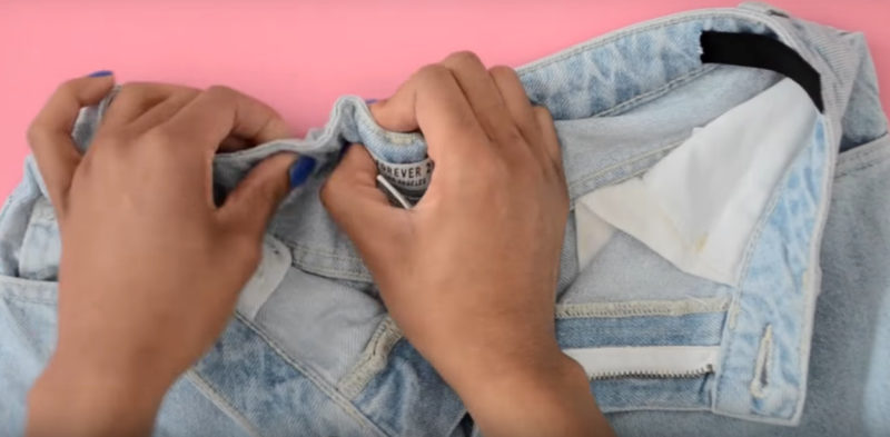 Гениальный способ уменьшения джинсов в поясе одежда,переделки,своими руками,ушивка джинсов