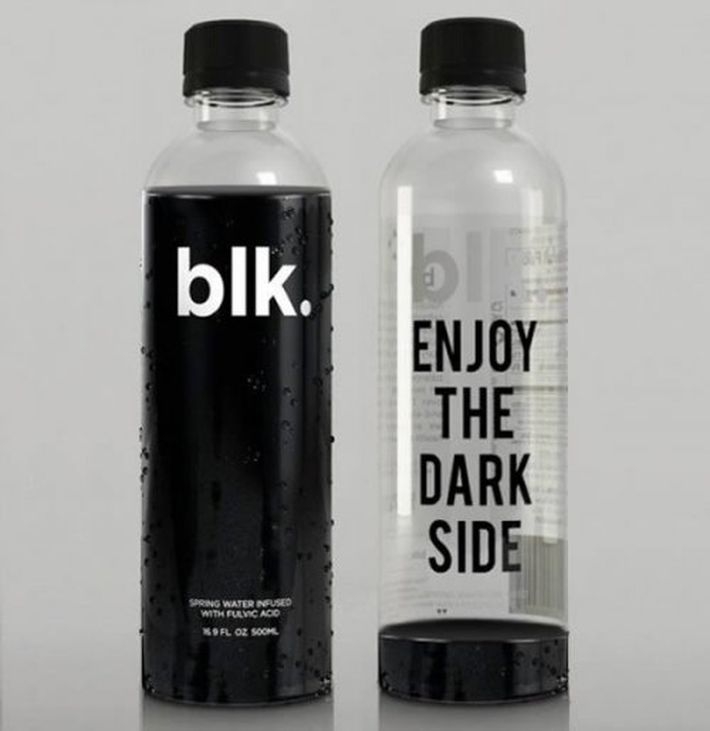 Вода блэк. BLK черная вода. Вода с черной крышкой. BLK Water напиток. Черная бутылка для воды.