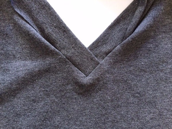 V-образный вырез горловины в изделиях из трикотажа одежда