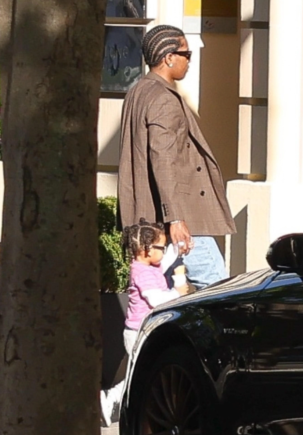 Рианна впервые вышла в свет с дочерью: семейная прогулка в Париже в образах от Dior