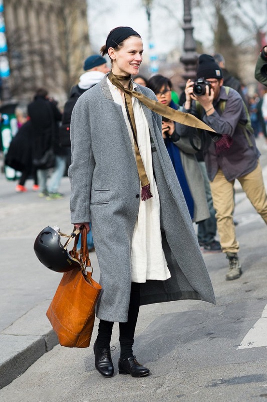 Saskia de Brauw в сером пальто и тонким шарфиком на шее