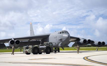 На фото: американский бомбардировщик B-52H