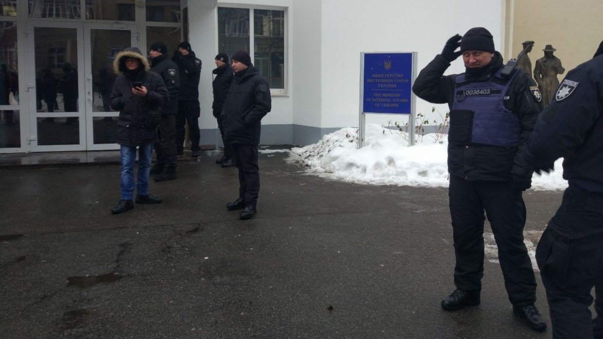 Протесты в центре Киева: активисты принесли канистры под здание МВД 