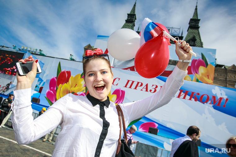 Первомайская демонстрация профсоюзов на Красной площади. Москва, девушка, шарики, первомай, демонстранты, праздник