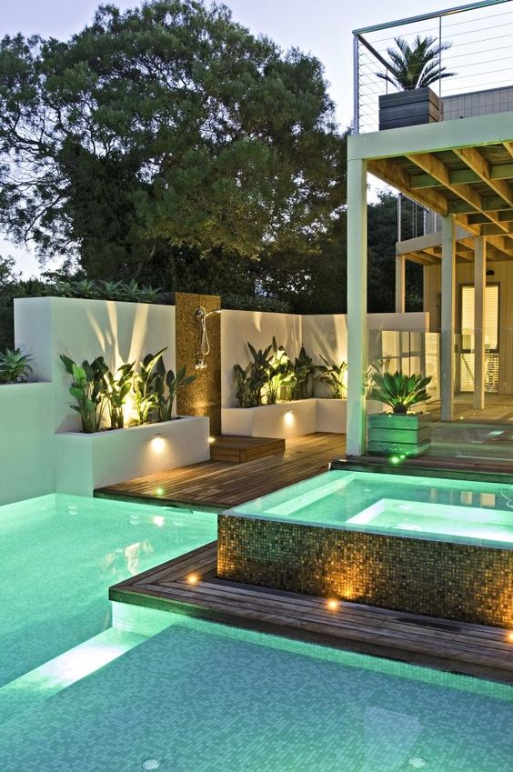 16 inner lights and LEDs on the paths and walls around the pool