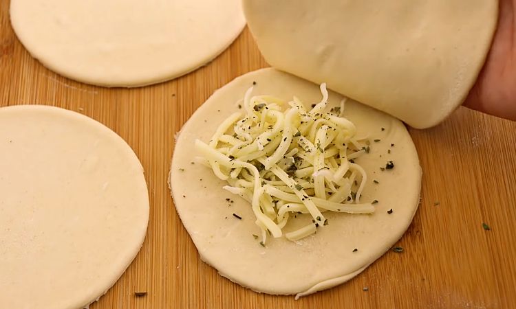 Мини-чебуреки с сыром за 10 минут. Рецепт для обычной сковороды выпечка