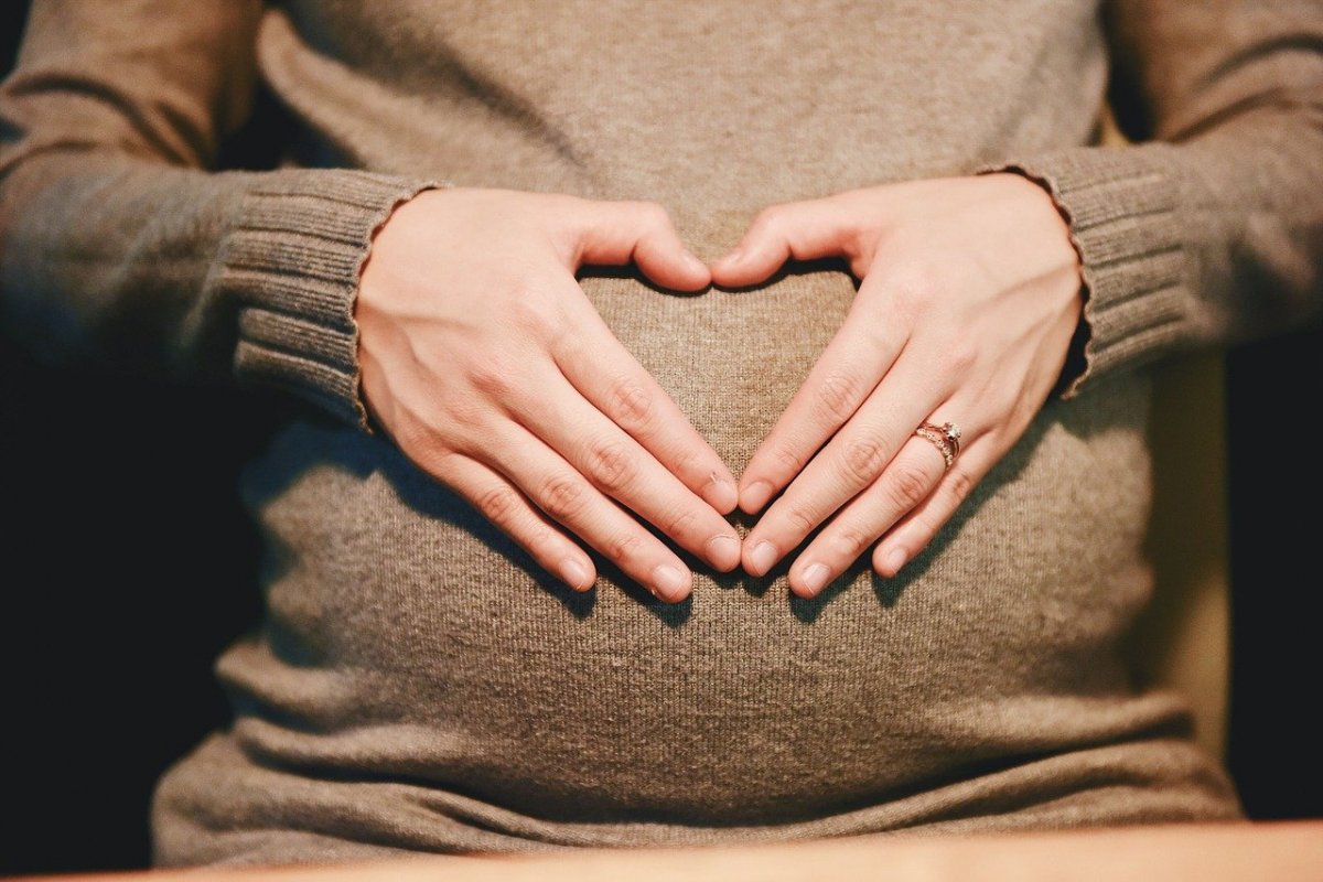 Руки на животе беременной женщины