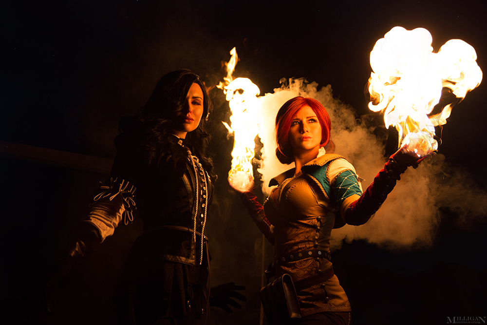 Косплей на могущественных красавиц-магичек Трисс и Йеннифэр из вселенной "The Witcher" Косплей на могущественных красавиц-магичек Трисс и Йеннифэр из вселенной "The Witcher" Игры,косплей