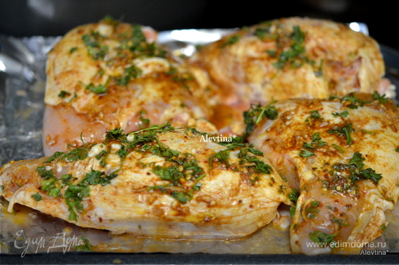 Если используете целую курицу, разрезать спинную кость ножницами, убрать нижнюю белую кость острым ножом. После этого она свободно ляжет у вас как бабочка. Выложить соус поверх кусков курицы, мариновать 1 час или на ночь. Если используете целую курицу, разрезать спинную кость ножницами, убрать нижнюю белую кость острым ножом. После этого она свободно ляжет у вас как бабочка. Выложить соус поверх кусков курицы, мариновать 1 час или на ночь.